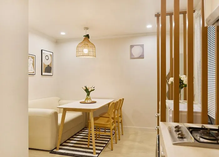 Casa Amarilla 6 Minutes On Foot From Hongik Station Seoul